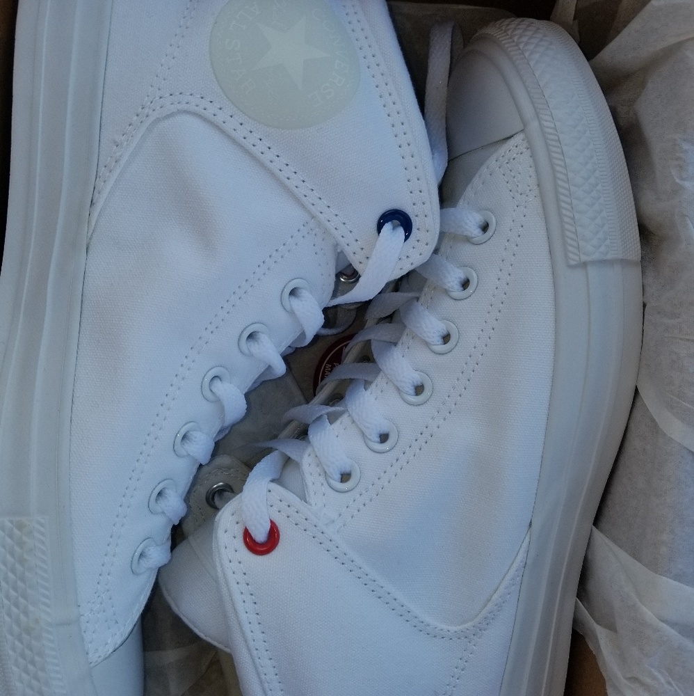 *NEW* Converse Sneakers
